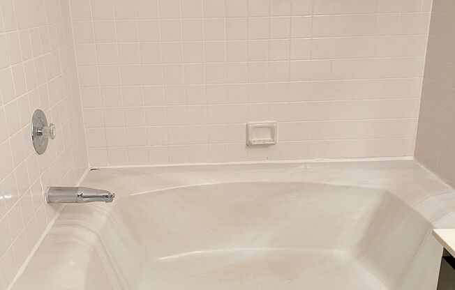 3 beds, 2 baths, $1,600, Unit Unit 2201