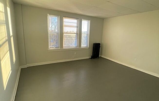 3 beds, 1 bath, $1,750, Unit 147 Belmont Ave Unit #4L