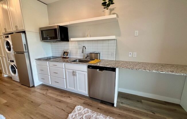 Studio, 1 bath, 325 sqft, $1,100, Unit 221