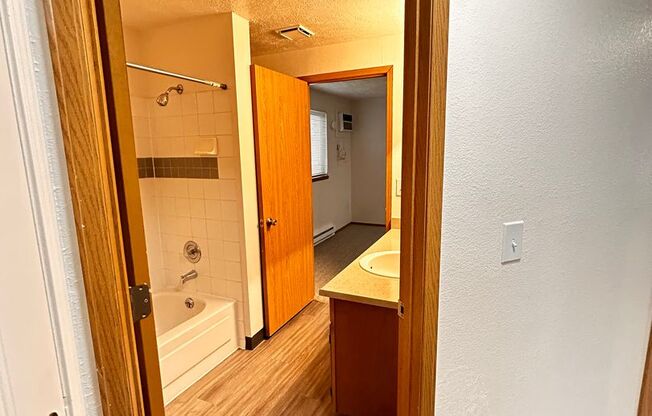 1 bed, 1 bath, 660 sqft, $1,250, Unit W - 043