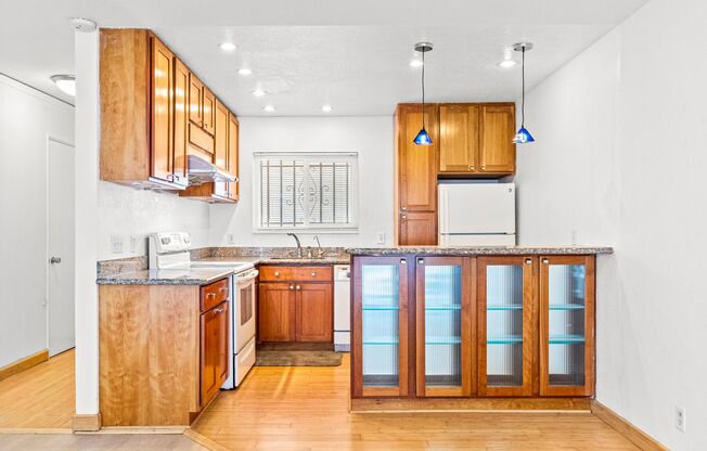 Cozy 1 Bedroom Condo by the Pool Looking for a New Tenant!