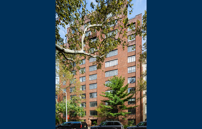 433 W 21 ST