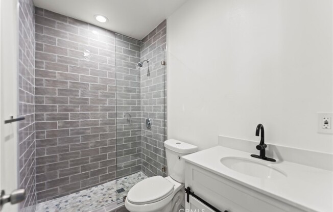 Studio, 1 bath, 300 sqft, $1,800