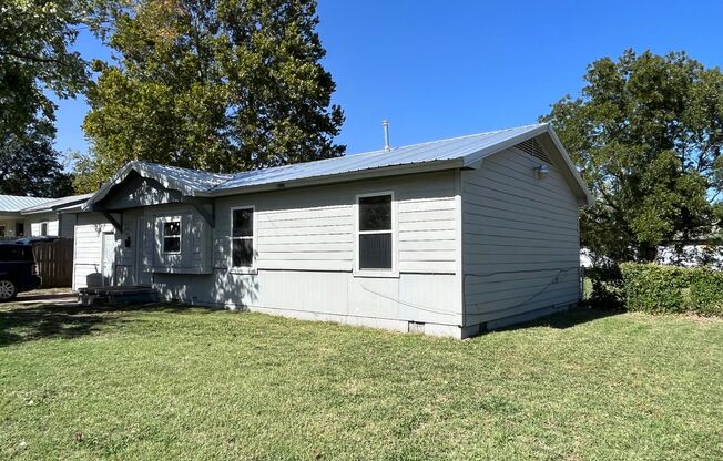Comfortable Family Living in North Tulsa | 4 Bed | 1 Bath | $1,350/month