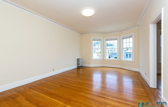 Sunset: Massive Studio Apartment w/ Views, Onsite Laundry & Optional Parking