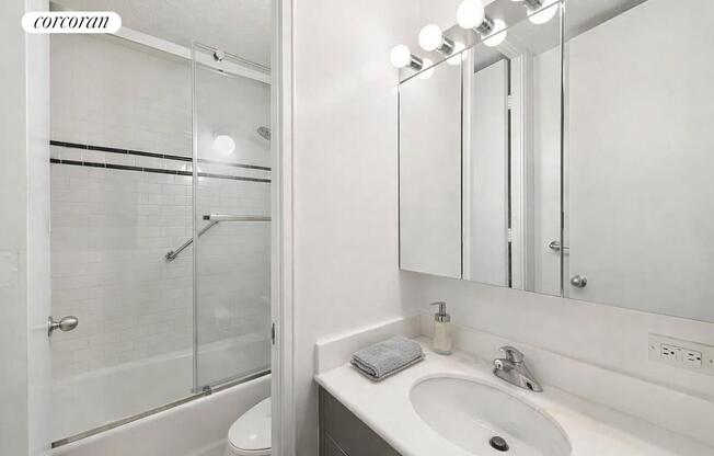 2 beds, 1 bath, 900 sqft, $5,000, Unit 3S