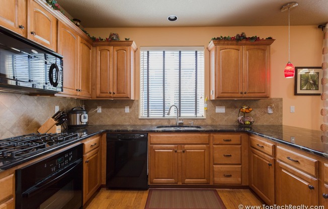 Stunning 3 BD* 3 Full Bath* Single Family Home Located In Orenco! This Big Luxury Home Has it All*By Intel & Park*Fncd
