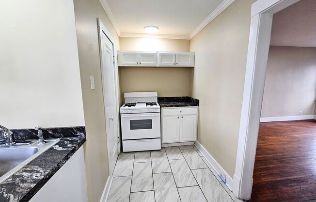 2 beds, 1 bath, $1,050, Unit 3