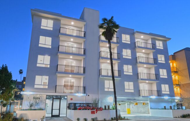 2 beds, 2 baths, 950 sqft, $2,900, Unit 305