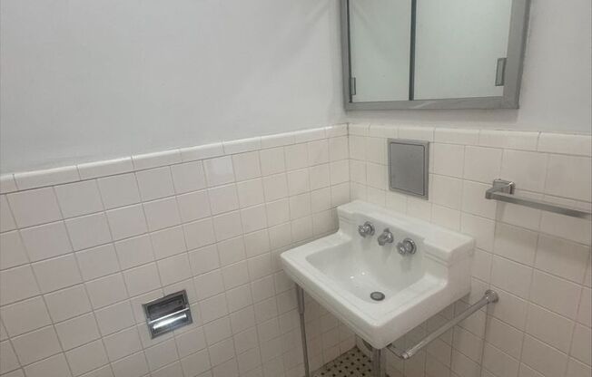 Studio, 1 bath, 294 sqft, $1,420, Unit New King Edward  9A4