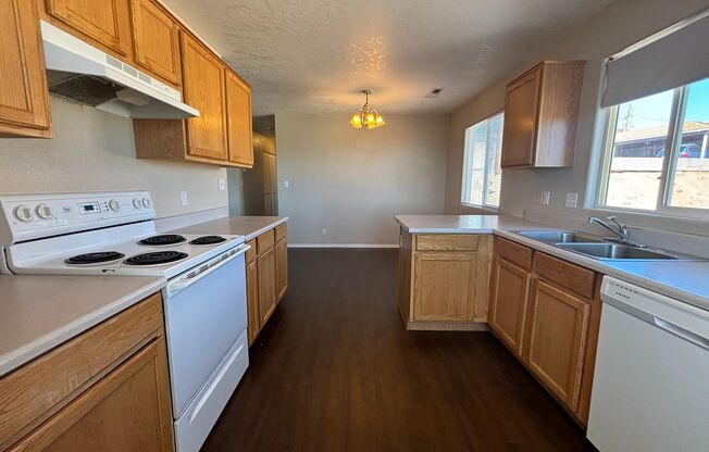 3 beds, 2 baths, 1,300 sqft, $1,395, Unit Unit 4