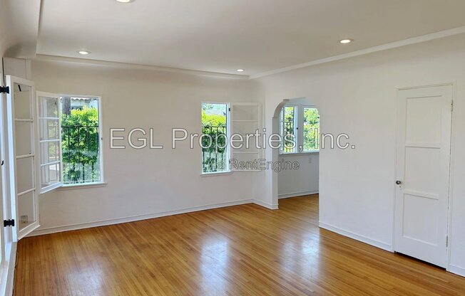 1016 1/2 S CRES HTS BLVD