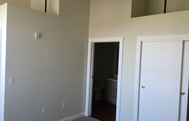 1 bed, 2 baths, 911 sqft, $1,900, Unit 212