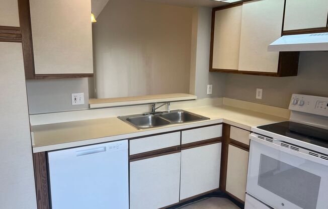 2/2 Villa at Osceola Parkway! Available Now!