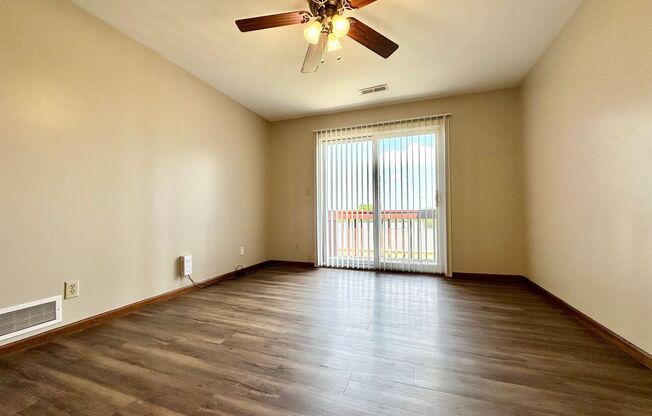 2 beds, 1.5 baths, 824 sqft, $999, Unit 2S