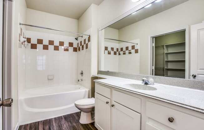 Hudson Miramont Apartments Bathroom