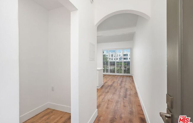 Studio, 1 bath, 405 sqft, $2,700, Unit 546