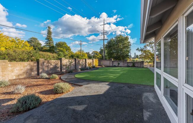 3-Bed, 3-Bath Home with Spacious Layout and Vineyard Views