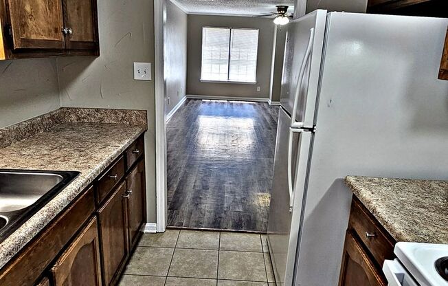 2 beds, 1.5 baths, 1,250 sqft, $975, Unit 2420 #1