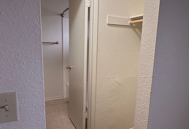 Studio, 1 bath, 450 sqft, $1,110, Unit 182