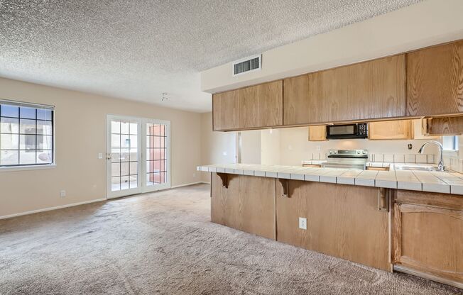 Sparkling Clean 2 bedroom, 2 bathroom upstairs condo in Springs Oaks