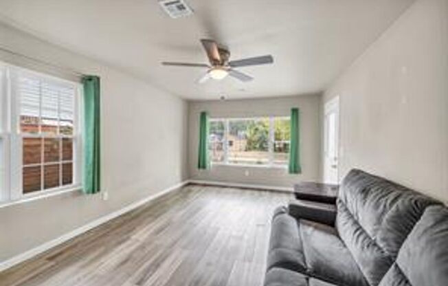 2 beds, 1 bath, $1,295