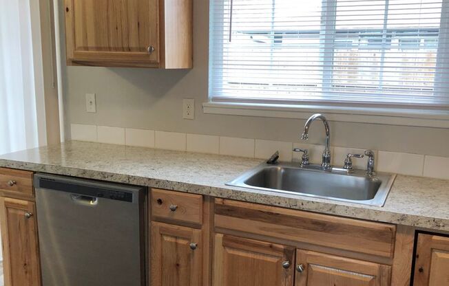 2 beds, 1 bath, 945 sqft, $1,575, Unit 085