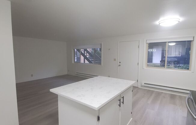 1 bed, 1 bath, 644 sqft, $1,575, Unit 12