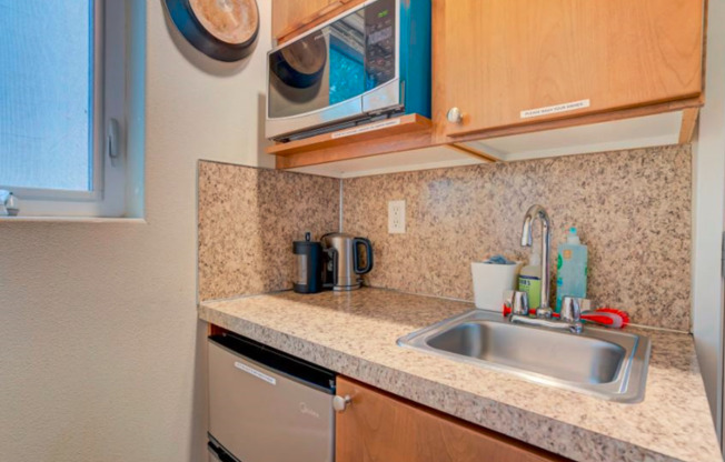 Studio, 1 bath, 190 sqft, $950, Unit D4