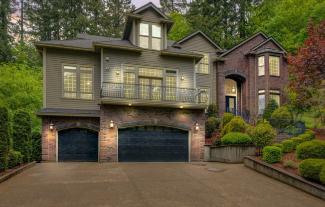 Your 4 bed/4bath Dream Home Awaits in the Tranquil Hills of Oregon City! 5000sqft! Private!