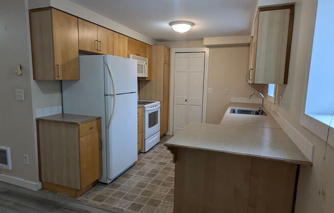 2 beds, 1.5 baths, $1,590, Unit 2