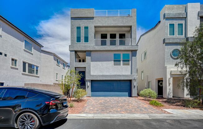 3 Story Home with Rooftop Deck - Luxury Living!