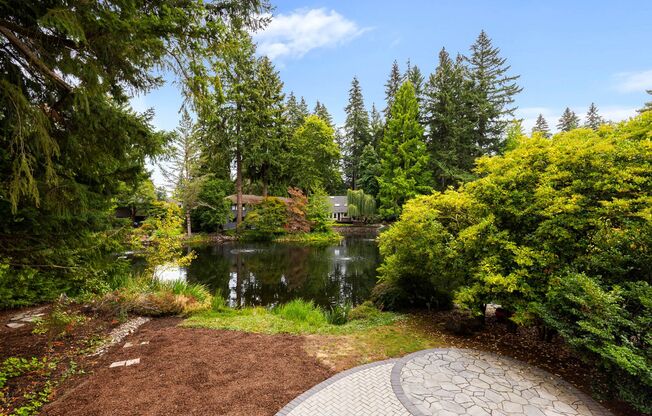Remodeled 4 Bedroom Kirkland Retreat with Private Waterfront Setting