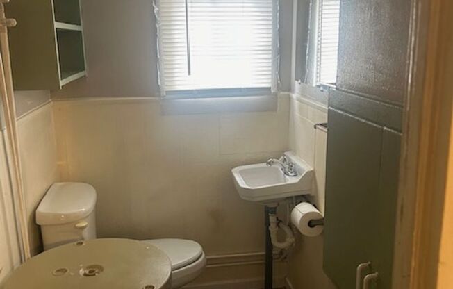 Cozy 2 Bedroom Home with Fenced Yard & Washer/Dryer – Ideal Rental Starter!