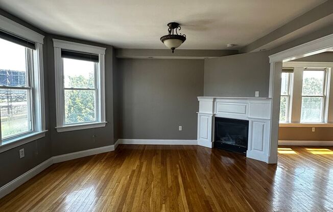 Spacious 3 Bed 2 Bath Apartment With Garage Parking!