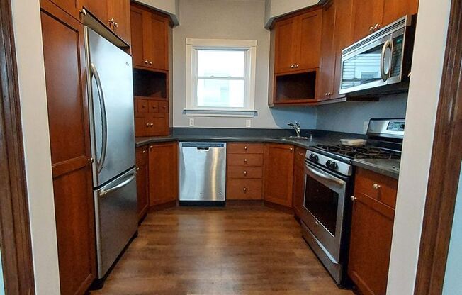 Large Mainfloor Duplex (1 Bed)