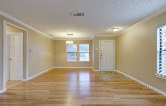 Updated Silverbrook Residence Near Medical Center & 151 Corridor