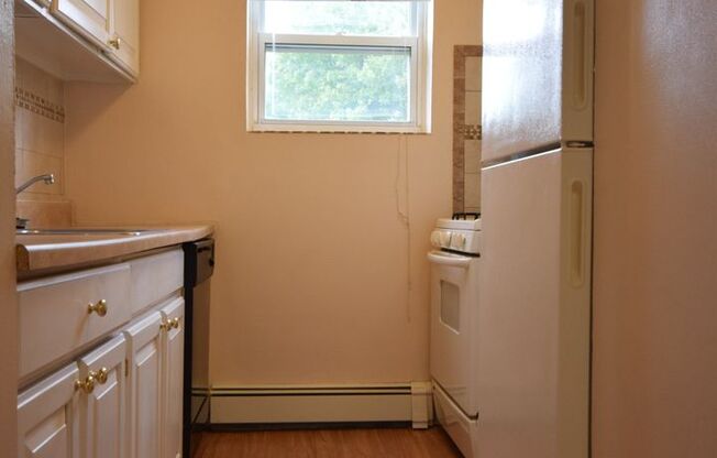 2 beds, 1 bath, 874 sqft, $1,445, Unit P-11