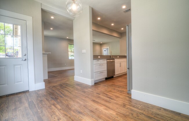 UT PRE-LEASE: 2018 Remodeled 6 bed/4 bath North Campus Home, Luxury Finishes, Walk to UT