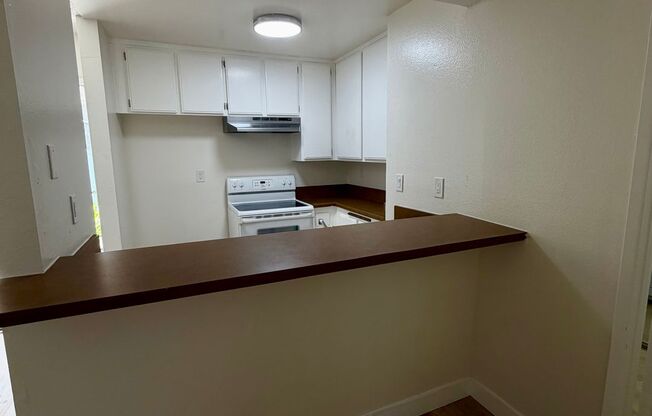 *Special $500 Off The First Months Rent* Great condo in gated community, 1 Bed, 1 Bath. Good Location.