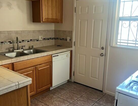 2 beds, 1 bath, 1,200 sqft, $3,200, Unit 1/2