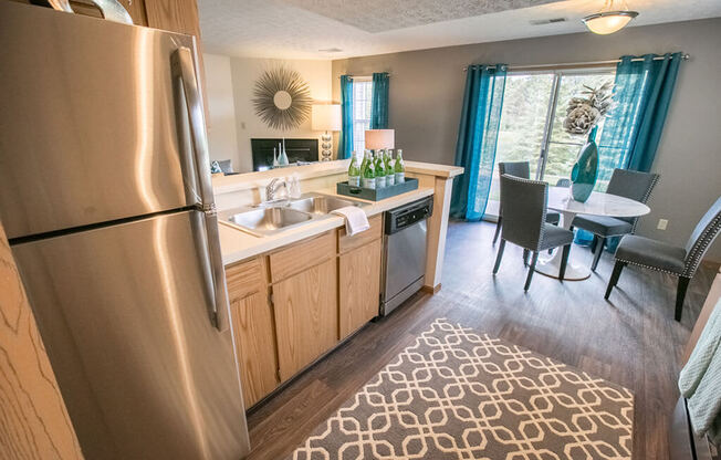 Kitchen With Dining Area at Perimeter Lakes Apartments, Dublin, 43017