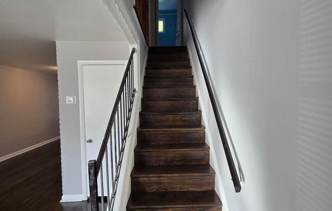 942 Elton Ave/ Charming 3 bedroom 1.5 bath townhouse