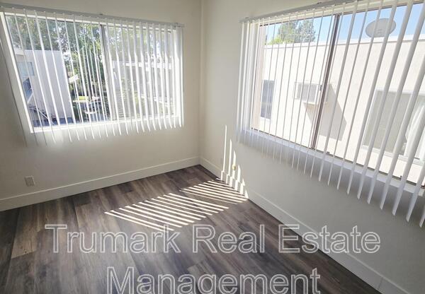 345 E TUJUNGA AVE