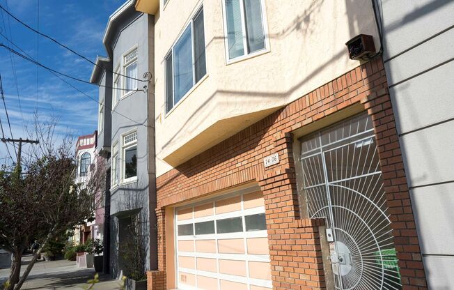 Mid-floor Flat in a duplex located in the Inner Richmond / Laurel Heights.