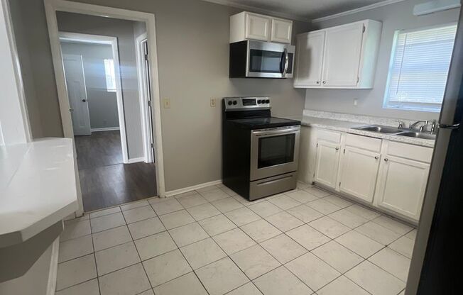 2 beds, 1 bath, 728 sqft, $1,150, Unit 405 Red Oak Apt A