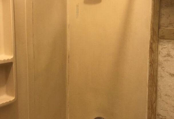 2 beds, 1 bath, $810, Unit B