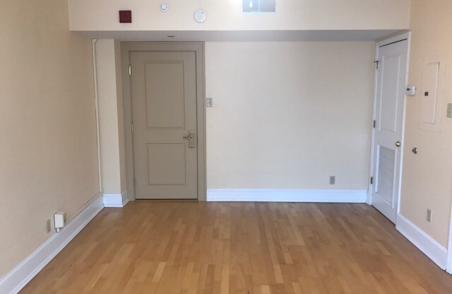 Studio, 1 bath, 420 sqft, $1,137, Unit 109