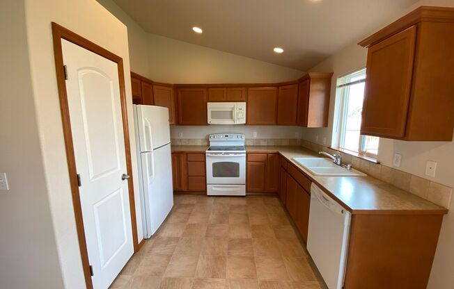 3 Bedroom Home on Cul-De-Sac for Rent!