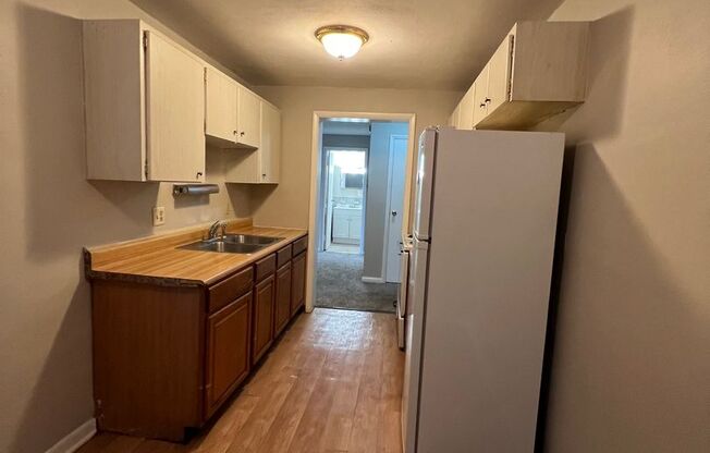 2 beds, 1 bath, 950 sqft, $700, Unit 16